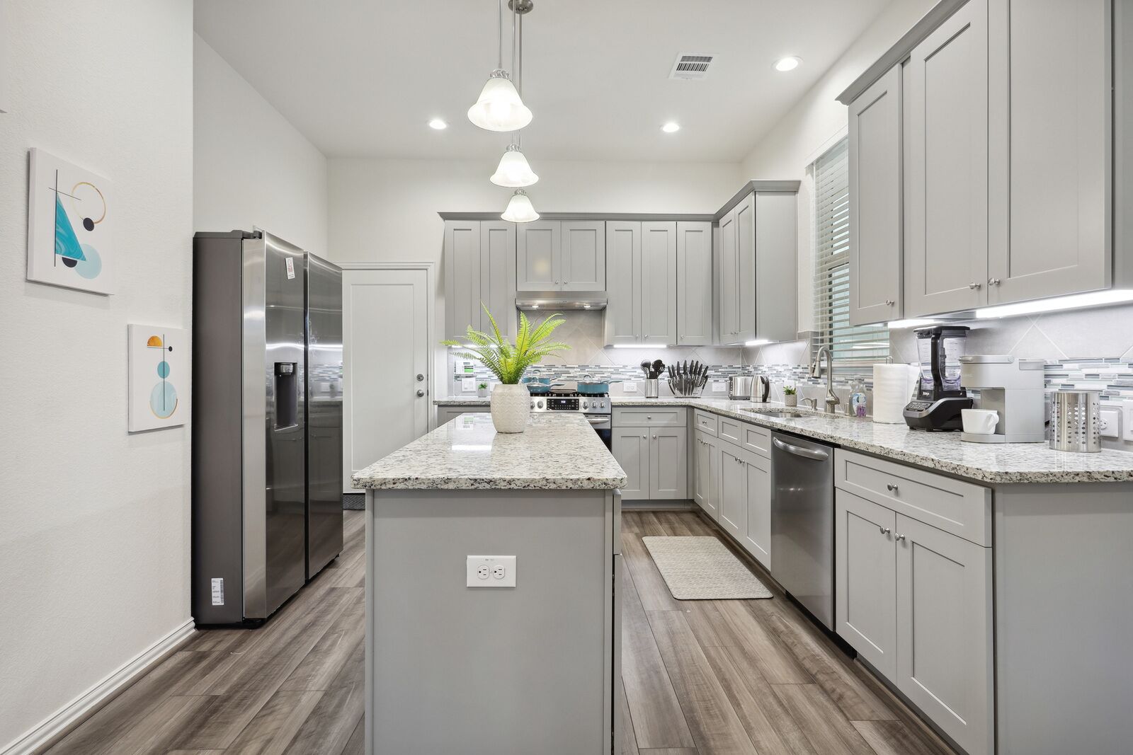 Kylskåp, mikrovågsugn, ugn och spishäll