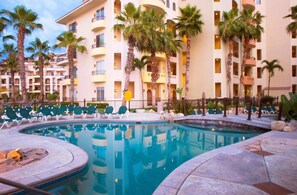 Una piscina al aire libre