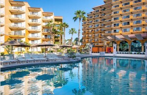 Una piscina al aire libre