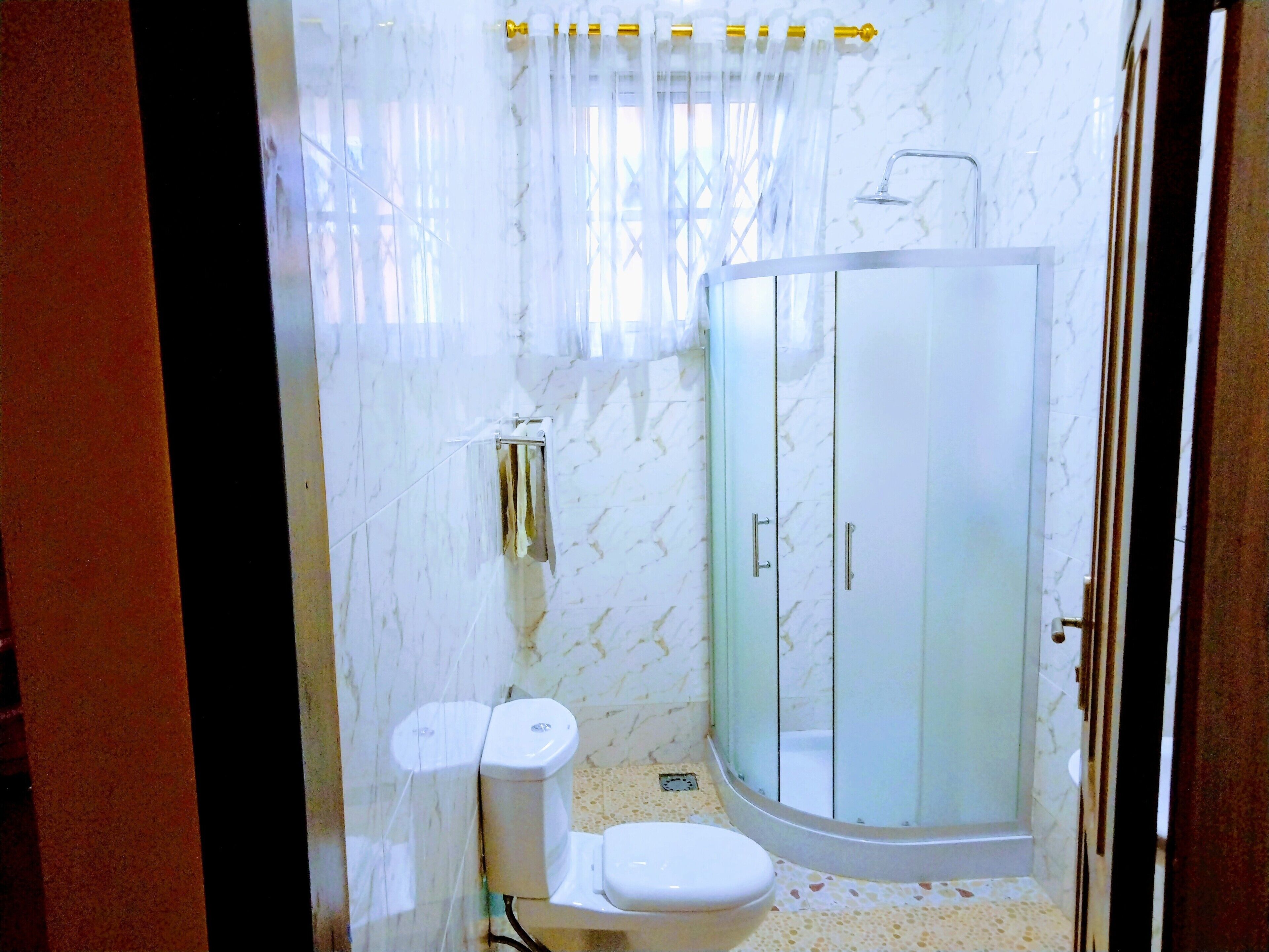 Combined shower/bathtub, hair dryer, towels