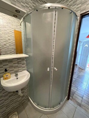 Combined shower/tub, towels - Red Apartment for 05 (Stara Novalja)