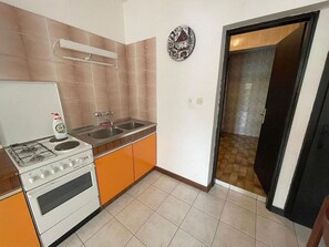 Refrigerador, horno, placa de cocina, utensilios de cocina