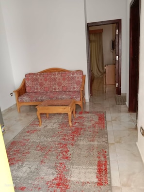 TV, books - Deluxe Family Suite - Swiss Royal Dahab (South Sinai Governorate)