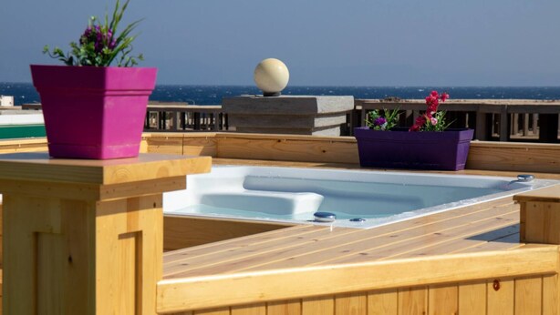 Outdoor spa tub