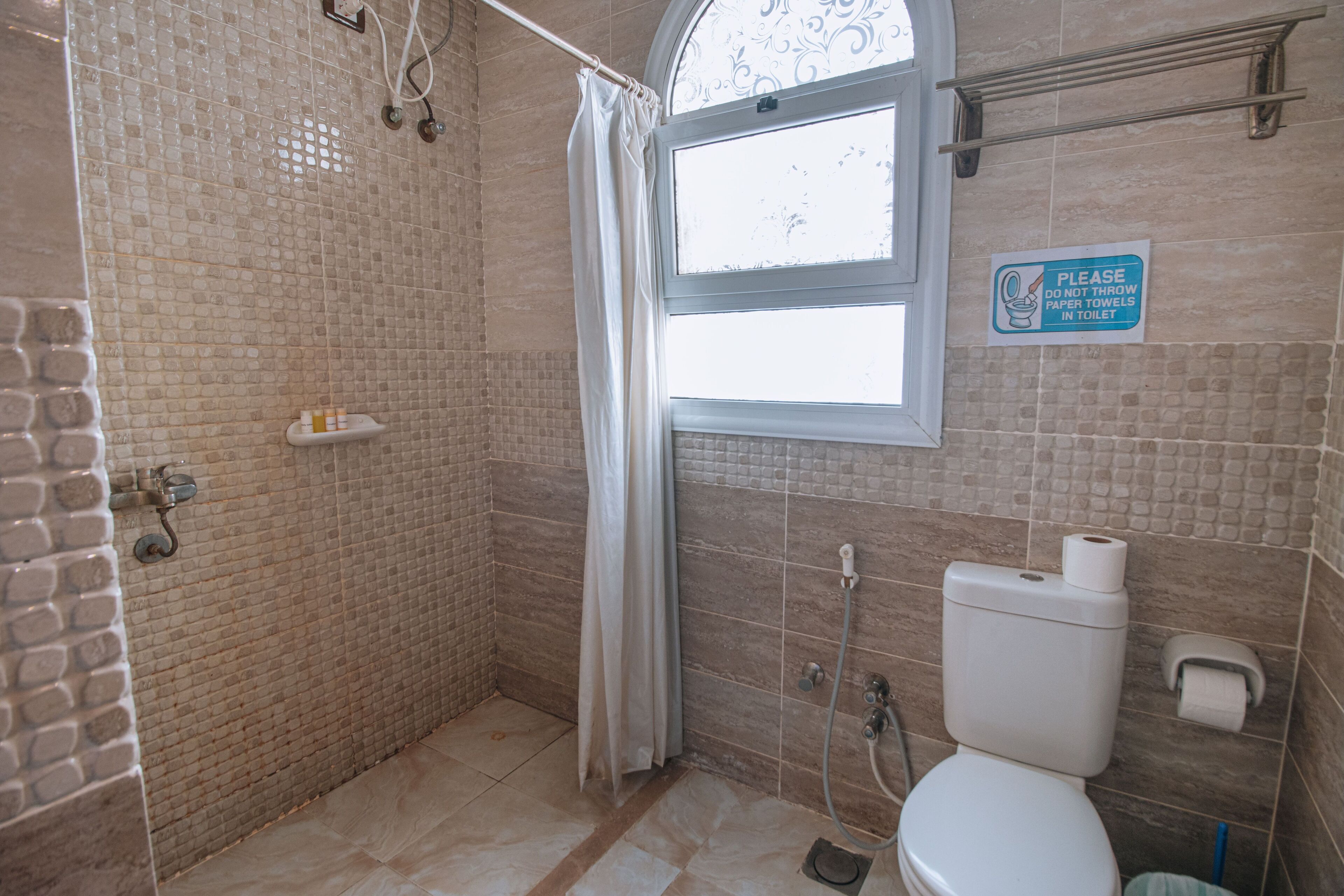 Combined shower/bathtub, hair dryer, towels