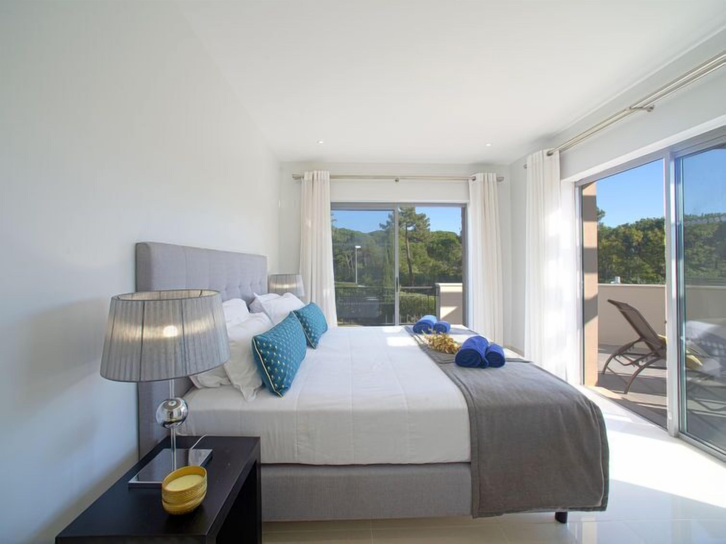 2 bedrooms, desk, internet