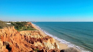 A coastal landscape with cliffs and a beach. - Pine Hills Pérola by Interhome (Vilamoura)