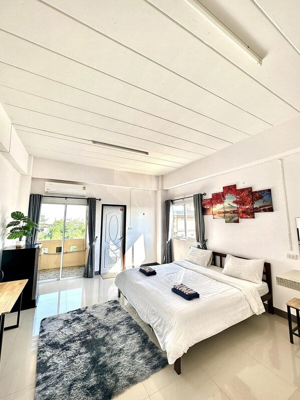 Habitación Deluxe, 1 cama King size, con acceso para personas discapacitadas, vista al jardín | Decoración personalizada, escritorio y espacio para trabajar con laptop