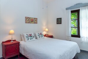 2 bedrooms, iron/ironing board, travel crib, free WiFi - Charming Cretan House, Bougainvillea (Agia Fotia)
