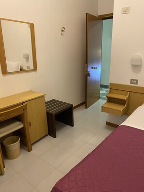 Een minibar, een kluis op de kamer, een bureau, gratis wifi