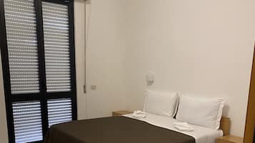 Basic Triple Room | Minibar, in-room safe, desk, free WiFi