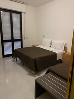 基础三人房 | 迷你吧、客房内保险箱、办公桌、免费 WiFi