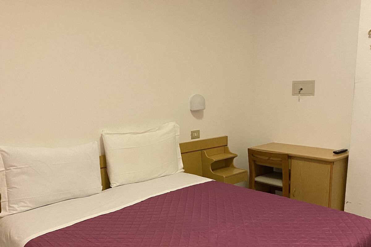 Basic-Doppel- oder -Zweibettzimmer | Minibar, Zimmersafe, Schreibtisch, kostenloses WLAN