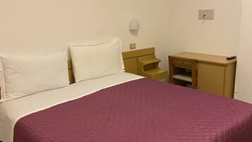 Basic-Doppel- oder -Zweibettzimmer | 1 Schlafzimmer, Minibar, Zimmersafe, Schreibtisch