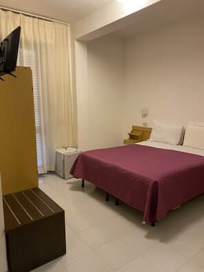 Basic Double or Twin Room | Minibar, in-room safe, desk, free WiFi - Hotel Ferrara (Chianciano Terme)