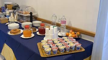 Tägliches inbegriffenes kontinentales Frühstück