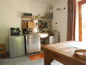 Een koelkast, een magnetron, een kookplaat, een vaatwasser