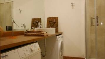 Dusche, umweltfreundliche Kosmetikartikel, Haartrockner, Bidet