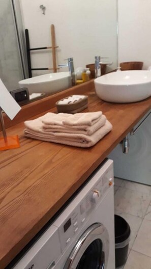 Shower, hair dryer, bidet, towels - THE NEST, THE COMBA of Aosta (Valle d'Aosta)
