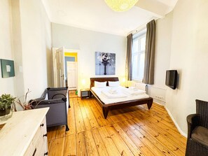 3 habitaciones, tabla de planchar con plancha, wifi y ropa de cama 