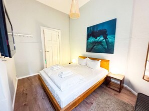 3 habitaciones, tabla de planchar con plancha, wifi y ropa de cama 