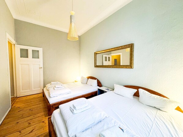 3 habitaciones, tabla de planchar con plancha, wifi y ropa de cama 