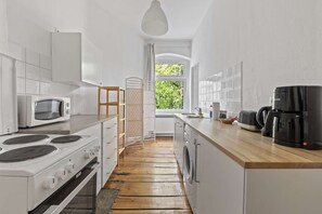 Fridge, microwave, oven, stovetop - primeflats - Apartment Schillerpark 2 Berlin-Wedding (Berlin)