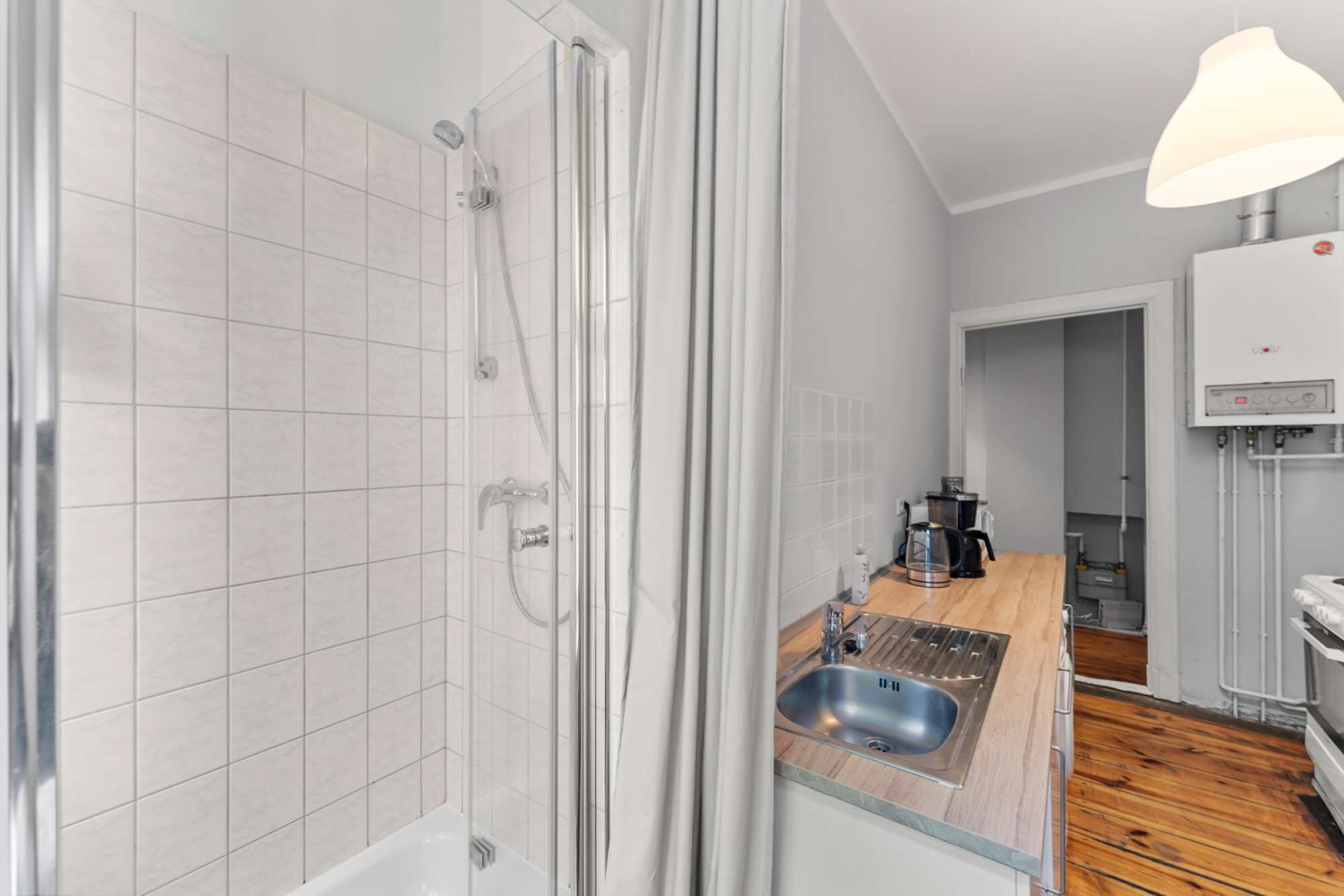 Een douche, een haardroger, handdoeken