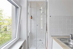 Shower, hair dryer, towels - primeflats - Apartment Schillerpark 2 Berlin-Wedding (Berlin)