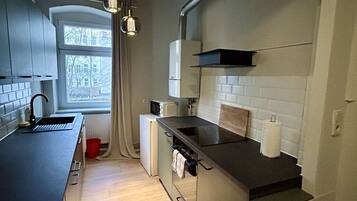 KĂŒhlschrank, Mikrowelle, Ofen, Herdplatte