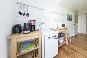 Kylskåp, mikrovågsugn, ugn och spishäll