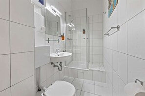 Douche, sèche-cheveux, serviettes fournies