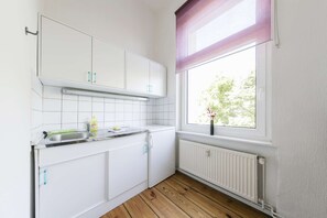 Kylskåp, mikrovågsugn, ugn och spishäll