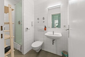 Combined shower/bathtub, hair dryer, towels