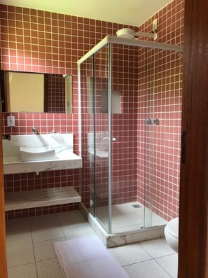 Habitación Premium con 2 camas individuales | Baño | Regadera, regadera tipo lluvia, toallas, jabón