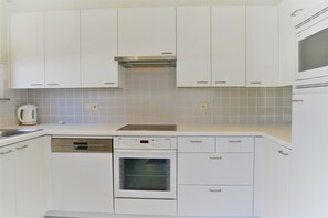 Refrigerador, horno, parrilla de estufa y lavavajillas 