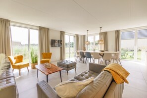 Smart TV - Modern family vacation home equipped with all amenities.   (Callantsoog)