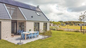Outdoor dining - Modern family vacation home equipped with all amenities.   (Callantsoog)
