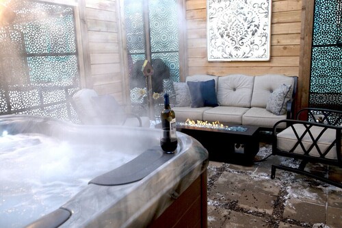 Hot Tub Studio! Sparkling Clean, Close to Oldtown.