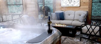 Hot Tub Studio! Sparkling Clean, Close to Oldtown.