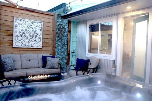 Hot Tub Studio! Sparkling Clean, Close to Oldtown.