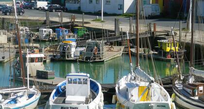 At the foot of the Ile d'Oléron bridge quiet villa not overlooked private parking