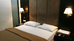 Standaard kamer | Een bureau, gratis wifi, beddengoed