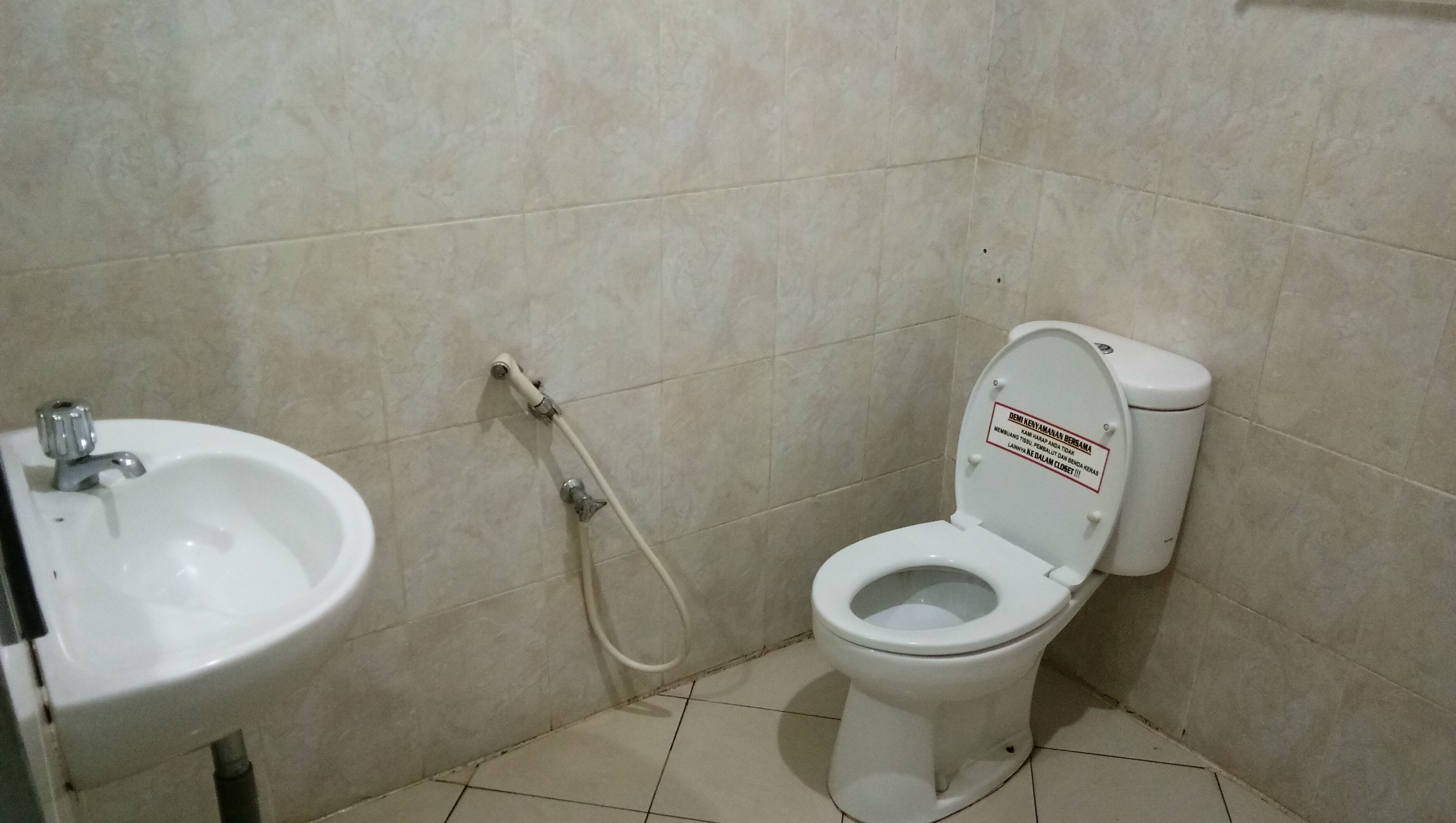 A bathroom with a toilet, bidet, and sink.
