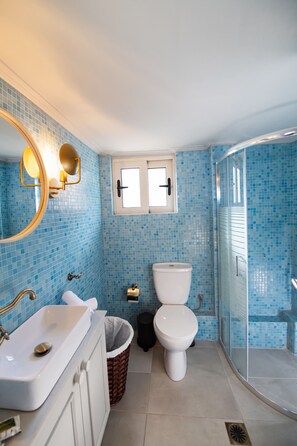 Nhà Duplex tiện nghi đơn giản | Phòng tắm | Buồng tắm vòi sen, vòi sen phun mưa, khăn tắm, xà phòng 