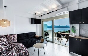 Deluxe Duplex | Living area | 32-inch LED TV with digital channels, TV -  En Lefko Boutique Apartments (Lefkada)