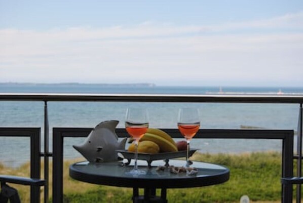 Outdoor dining - Apartment harbor view (Glowe)