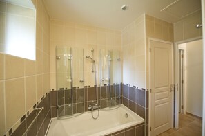 Dusche, Haartrockner, Toilettenpapier