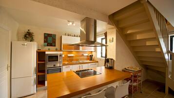 Refrigerador, microondas, horno, placa de cocina
