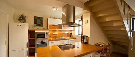 ثلاجة، ميكروويف، فرن، موقد طهي مسطح